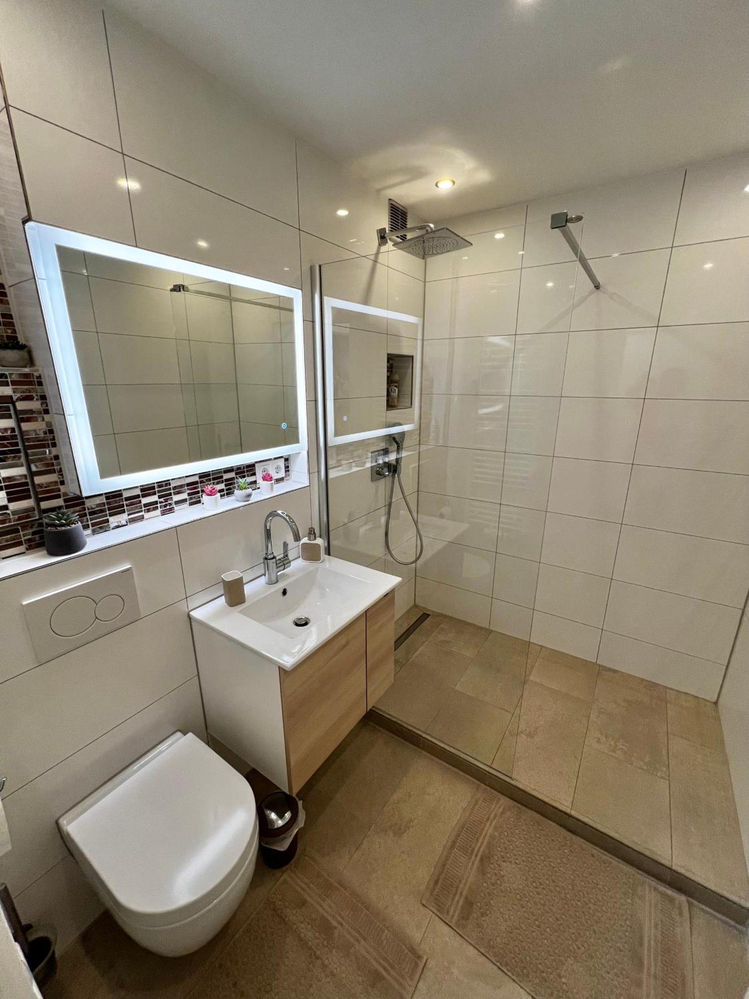 Lilis Apartment Mit Balkon Аугсбург Экстерьер фото